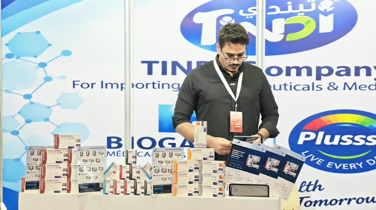 Un membre de l'équipe présente des produits sur le stand TINDI